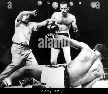 Ingemar Johansson und Floyd Patterson waren zwei bekannte Boxer, die 1959 um den Titel im Schwergewicht kämpften. Johansson gewann den Kampf und schrieb Geschichte in der Welt des Boxens. Stockfoto