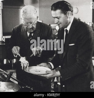 Gustav VI. Adolf und Lennart Nilsson waren prominente Persönlichkeiten in Schweden. Gustav VI. Adolf, ein König, und Lennart Nilsson, ein renommierter Fotograf, trugen maßgeblich zur schwedischen Kultur bei, wobei Nilsson für seine Pionierarbeit in der medizinischen Fotografie berühmt wurde. Stockfoto