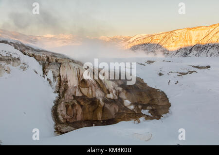 Die Sonne über dem Verschneiten cupid Frühling an der Yellowstone National Park Mammoth Hot Springs am 5. Januar 2017 in Wyoming. (Foto von Jacob w. Frank über planetpix) Stockfoto