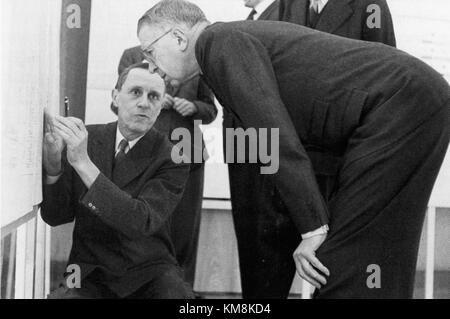 Das Porträt von Gustaf VI. Adolf, König von Schweden, aus dem Jahr 1961 ist eine wichtige historische Darstellung der schwedischen Monarchie und des königlichen Erbes und spiegelt die bedeutende Rolle des Königs in der schwedischen Geschichte wider. Stockfoto