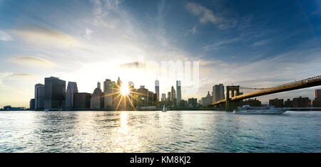 New York City - schönen Sonnenuntergang über Manhattan mit Manhattan und Brooklyn Bridge, USA Stockfoto