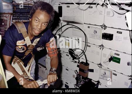 Nasa Space Shuttle Challenger STS-8 Mission prime crew Astronaut guion bluford Übungen auf dem Laufband September 5, 1983 in der Erdumlaufbahn. (Foto: Nasa Foto über planetpix) Stockfoto