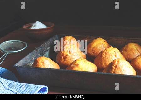 Köstliche frische hausgemachte Banana Muffins in einem Backblech. frisches Gebäck in einem Backblech Stockfoto