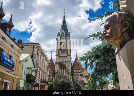 Karl Emil Franzos Denkmal und römisch-katholische St. Stanislaus Kirche in Chortkiv Stadt in Ternopil Oblast der westlichen Ukraine Stockfoto