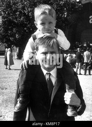 Olof Palme war ein prominenter schwedischer Politiker, der als Premierminister fungierte. Dieses Foto aus dem Jahr 1965 zeigt einen wichtigen Moment in seiner frühen politischen Karriere. Stockfoto