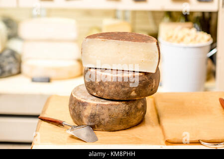 Staats Käse mit Hobel auf dem Tisch cheese shop Stockfoto