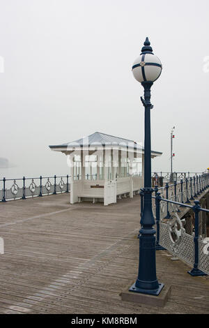 Swanage Pier im Nebel, Dorset, England. Es ist ein Pier in der Küstenstadt Swanage, 1895 für den Personenverkehr. Stockfoto