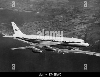 Die SAS DC-8-33, Teil der Flotte des Scandinavian Airlines Systems, war ein wichtiges Flugzeug, das in den 1960er Jahren für internationale Flüge eingesetzt wurde Dieses Flugzeug, bekannt als Dan Viking, ist ein wichtiger Teil der Luftfahrtgeschichte in der Mitte des 20. Jahrhunderts. Stockfoto