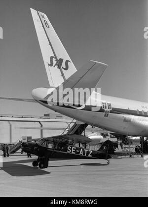 Die SAS DC 8 33, die in den 1960er Jahren vorgestellt wurde, war Teil der skandinavischen Airlinesâ€™ Flotte, die für ihre Langstreckenjets bekannt ist. Dieses Flugzeugmodell namens Dan Viking war ein wesentlicher Bestandteil der frühen Jet-Reise. Stockfoto
