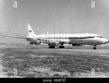 Die am Boden gezeigte SAS DC 8-33 war Teil der Flotte des Scandinavian Airlines Systems in den 1960er Jahren Das Flugzeug war bekannt für seine Rolle in Transatlantikflügen während dieser Zeit. Stockfoto
