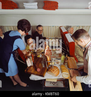 SAS DC 8 33. Innenraum der Kabine. Service an Bord, Airhostess und Steward serviert skandinavisches Buffet im Landhausstil Stockfoto