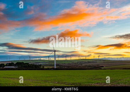 Padstow, Cornwall, South West England, UK 03/12/2017 Windkraftanlagen Linie am Horizont die Sonne auf einem anderen Cornish winter Tag legt. 03/12/2017 Stockfoto