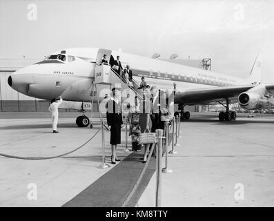 Die SAS DC 8 33, ein bedeutendes Modell der 1960er Jahre, ist am Boden abgebildet, wobei Bodendienste stattfinden, insbesondere die Dan Viking-Variante. Stockfoto