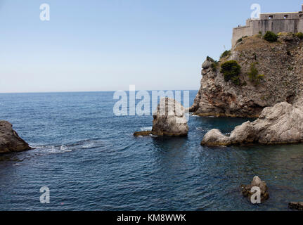 Blick auf die Felsen und das Mittelmeer an der Unterseite von Dubrovnik Altstadt. Es ist eine Stadt im Süden Kroatiens an der Adria. Stockfoto