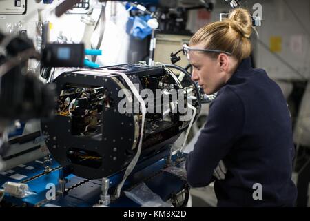 Die NASA ISS Expedition 49 prime Besatzungsmitglied amerikanische Astronaut kate Rubins arbeitet im Labor September 15, 2016 in der Erdumlaufbahn. (Foto: Nasa Foto über planetpix) Stockfoto