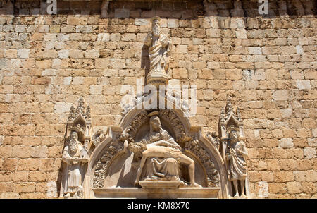 Statuen auf der Fassade des st. Erlöser Kirche in der Altstadt von Dubrovnik. winzige 1520 s Kirche, Überlebende einer 1667 Erdbeben, mit einer Mischung aus Gothic & renaissanc Stockfoto