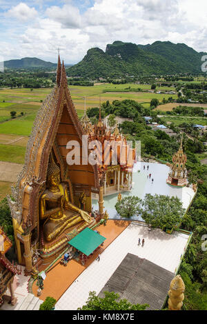 Kanchanaburi, Thailand - 12. Juli 2017: Der Wat Tham Sua Tempel von oben, das ist der größte Tempel in Kanchanaburi. Stockfoto