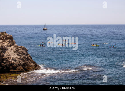 Viele Leute fahren Wasser Kajaks vor der Altstadt von Dubrovnik in blaue Mittelmeer im Sommer. Stockfoto