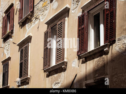 Nahaufnahme Blick auf alte, historische Gebäude spiegelt architektonischen Stil von Koper in Slowenien. Stockfoto