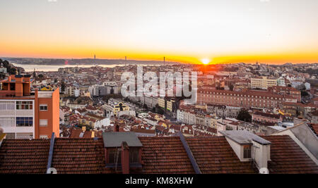 Lissabon, Portugal - November 19, 2017: Das stadtbild von Lissabon, Portugal, bei Sonnenuntergang auf einem November Tag. Stockfoto