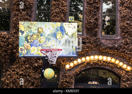 Seattle, Washington, USA - 5. September 2017: Ball durch den Ring eines Basketballs Schild vor dem Grand Central arcade am Pioneer Stockfoto