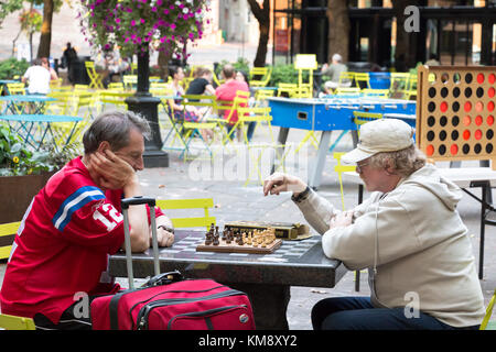 Seattle, Washington, USA - 5. September 2017: Zwei Männer spielen Schach Schachbrett sitzen in einer Tabelle am Pioneer Square in Seattle, Washington. Stockfoto