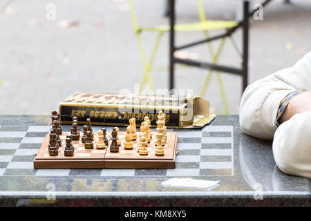 Seattle, Washington, USA - 5. September 2017: männliche Spieler warten, einer Bewegung, die in einem Tisch Schachbrett am Pioneer Square in Seattle, washingt Stockfoto