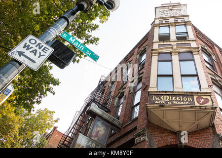 Seattle, Washington, USA - 5. September 2017: Ansicht von unten vom Brot des Lebens Mission Unterkunft Haus an der Hauptstraße in Seattle. Stockfoto