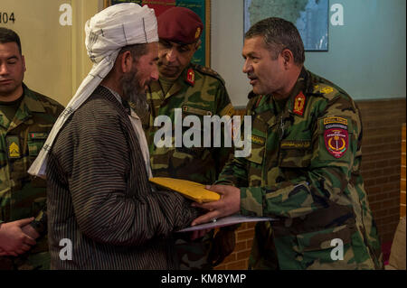 Vater eines afghanischen commando Besuche mit Afghan National Army Special Operations Command Führung während ein Held Zeremonie am Lager Commando, Kabul, Afghanistan, sep. 21., 2017. anasoc konsequent seine Helden und Familien camp Commando einlädt. Während des Besuchs, den Verletzten die richtige Pflege für ihre Verletzungen und Familien erhalten für ihre großen Opfer anerkannt sind Sicherheit und Stabilität für alle Afghanen zu verbessern. Stockfoto