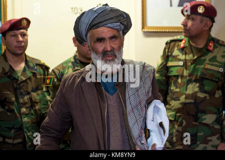 Der Vater eines afghanischen commando Besuche mit Afghan National Army Special Operations Command Führung während ein Held Zeremonie am Lager Commando, Kabul, Afghanistan, sep. 21., 2017. anasoc lädt konsequent seine Helden und Familien camp Commando. Bei der Begehung die Verwundeten die richtige Pflege für ihre Verletzungen erhalten und dass Familien sind für ihre große Opfer anerkannte Sicherheit und Stabilität für alle Afghanen zu verbessern. Stockfoto