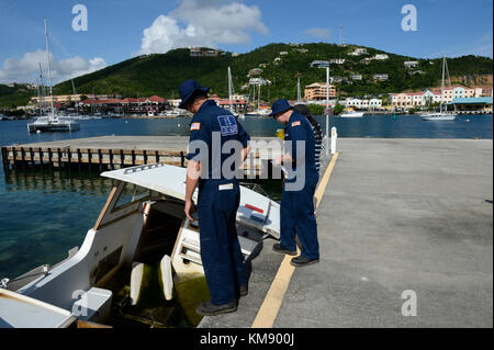 Coast Guard Strike Team Mitglieder, Petty Officer 2nd class jesse Medley, Schäden controlman, Golf Strike Team, Coast Guard Petty Officer 1st class Brian Wood, der bootsmann mate, Pacific Strike Team, und Diana Arellano, eine Fachfirma mit der Environmental Protection Agency, vergleichen Sie Daten und GPS-Datensätze, wie Sie eine Bewertung der Vertriebenen Schiffe als Teil der Emergency Support Funktion Antwort auf st. Thomas, sep. 28., 2017. Mehrere Schiffe wurden identifiziert und deren Standorte für künftige Operationen oder an die Eigentümer identifizieren. coast Guard Foto von Petty Officer 1st class Matthew schofiel Stockfoto