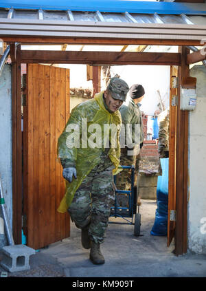 Capt. Anderson Kim, Kommandeur der Sitz und die Hauptverwaltung Batterie, 210Th Field Artillery Brigade, 2 Infanterie Division/ROK-us kombiniert, liefern Holzkohle auf die weniger glücklichen Familien in dongducheon, Südkorea, sep. 30, 2017 fast 70 Soldaten aus beiden 210Th fa Bde und 2. gepanzerte Brigade Combat Team, 2-id/ROK-US-cd, bei der Bereitstellung von 5.000 Holzkohle auf die weniger glücklichen Familien in dongducheon Gemeinschaft unterstützt. Stockfoto