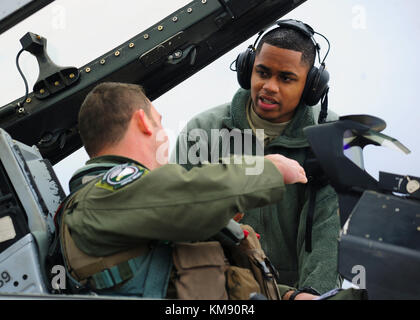 Capt. Kirk Devine, 36th Fighter Squadron F-16 Fighting Falcon Piloten, und Älterer Flieger Daniel Baston, 31 Aircraft Maintenance Squadron Crew Chief, sowohl aus Aviano Air Base, Italien finish vor während einer Flugausbildung Bereitstellung bei Souda Bay, Griechenland am 23.01.2016. 14 Aviano F-16 s, einem KC-135 Stratotanker von 161 Luftbetankung das Arizona's Air National Guard Flügel und 280 Flieger nach Souda Bay, implementiert mit der griechischen Hellenic Air Force für die zwei Woche FTD, von Januar 20 bis Februar 3 festgelegt, um zu trainieren. Stockfoto