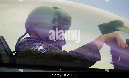 Capt. Kirk Devine, 36th Fighter Squadron F-16 Fighting Falcon Pilot von Aviano Air Base, Italien bereitet sich auf den Start bei fangen Ausbildung Einsatz in Souda Bay, Griechenland am 23.01.2016. 14 Aviano F-16 s, einem KC-135 Stratotanker von 161 Luftbetankung das Arizona's Air National Guard Flügel und 280 Flieger nach Souda Bay, implementiert mit der griechischen Hellenic Air Force für die zwei Woche FTD, von Januar 20 bis Februar 3 festgelegt, um zu trainieren. Die FTD wurde veranstaltet von Flugzeugen und Personal zu evaluieren und die Interoperabilität zwischen den beiden NATO-Verbündeten zu erhöhen. Stockfoto