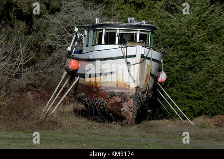 Barnacled verkrusteten Boot in Trockendock. Stockfoto