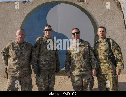 TAJI militärische Komplex, IRAK - Allgemeines Joseph L. Lengyel (Mitte rechts), 28 Leiter der National Guard Bureau und Command Sgt. Maj. Christopher Kepner (Mitte links), wirft mit Col. M. Beckler (rechts), Kommandant der 29 Combat Aviation Brigade, und Command Sgt. Maj. Steven McKenna (links), bei ihrem Besuch in Taji militärische Komplex, Irak, November 25,2017. Die 29 Combat Aviation Brigade setzt sich aus mehreren Army National Guard, der Armee und der US Army Reserve Einheiten vorgenommen, um den Betrieb inhärenten Lösen und Betrieb Spartan Schild eingesetzt. CJTF-OIR ist die globale Koalition zu besiegen Daesh in I Stockfoto