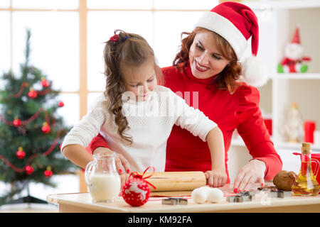 Adorable kleinen Mädchen und Mutter backen Weihnachtsplätzchen Stockfoto