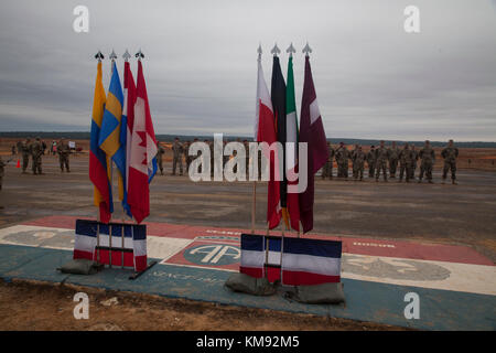 Us-Armee Fallschirmjäger Line up in der Ausbildung ihrer ausländischen jump Wings aus der ausländischen jumpmasters erhalten, nachdem ihre Abstammung auf Sizilien Drop Zone in Fort Bragg, North Carolina. Dez. 2, 2017. Springen Tag ist die zweite von zwei Tage in der 20. jährlichen Randy Oler Memorial Betrieb Spielzeug Fallen, bewirtet durch die US-Armee die zivilen Angelegenheiten & psychologische Operations Command (Airborne). Betrieb Spielzeug Drop ist der weltweit größte kombinierten Betrieb mit acht Partner nation Fallschirmjäger teilnehmenden und Soldaten erlaubt, die Möglichkeit, auf ihren militärischen beruflichen Spezialgebiet zu trainieren, pflegen ihre Ai Stockfoto