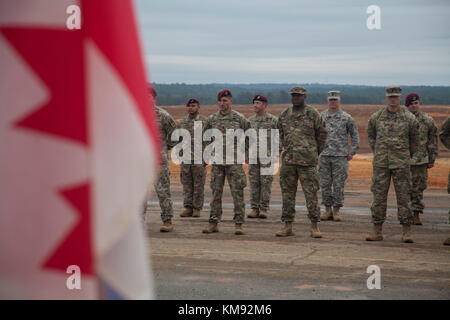 Us-Armee Fallschirmjäger Line up in der Ausbildung ihrer ausländischen jump Wings aus der ausländischen jumpmasters erhalten, nachdem ihre Abstammung auf Sizilien Drop Zone in Fort Bragg, North Carolina. Dez. 2, 2017. Springen Tag ist die zweite von zwei Tage in der 20. jährlichen Randy Oler Memorial Betrieb Spielzeug Fallen, bewirtet durch die US-Armee die zivilen Angelegenheiten & psychologische Operations Command (Airborne). Betrieb Spielzeug Drop ist der weltweit größte kombinierten Betrieb mit acht Partner nation Fallschirmjäger teilnehmenden und Soldaten erlaubt, die Möglichkeit, auf ihren militärischen beruflichen Spezialgebiet zu trainieren, pflegen ihre Ai Stockfoto