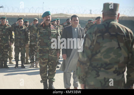 Afghanische Nationalarmee Maj. Gen. Wali Mohammed Ahmadzai, Mitte-Links, der kommandierende General des 215. Korps, Und Sardar Mohammed Hamdard, Mitte-Rechts, der erste stellvertretende Gouverneur der Provinz Helmand, grüßt ANA Col. Shawali Zazai, rechts, den Kommandanten des Helmand Regional Military Training Centre, während einer Abschlussfeier im Camp Shorabak, Afghanistan, 3. Dezember 2017. Rund 350 Soldaten mit 6. Kandak, 1. Brigade, 215. Korps absolvierten einen operativen Bereitschaftszyklus im RMTC, um ihre Infanteriefähigkeiten zur Bekämpfung der Taliban in der gesamten Region auszubauen. Stockfoto