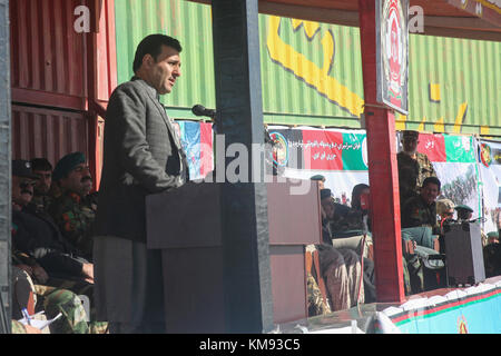 Sardar Mohammed Hamdard, der erste stellvertretende Gouverneur der Provinz Helmand, spricht afghanische Soldaten der Nationalen Armee mit 6. Kandak, 1. Brigade, 215. Korps während einer Abschlussfeier im Camp Shorabak, Afghanistan, 3. Dezember 2017. Rund 350 Soldaten mit der Einheit absolvierten einen Betriebsbereitschaftszyklus, ein achtwöchiges Trainingsprogramm, das die individuellen und kollektiven Infanteriefähigkeiten der Soldaten verbessern soll. Die Einheit wird ihre neu gewonnenen Fähigkeiten einsetzen, um Kampfeinsätze gegen die Taliban in der Provinz zu unterstützen. Stockfoto