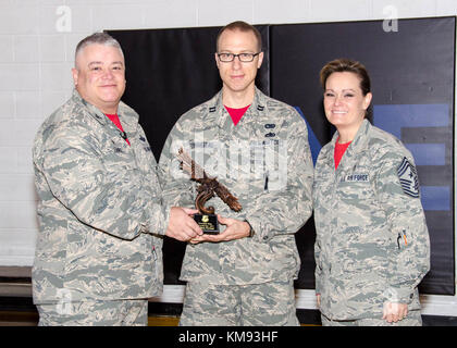 Während Dezember Drill Col. Ken Eaves, 131. Bombenflügelkommandant, und Chief Master Sgt. Jessica Settle, Kommandochefin des 131. Bomb Wing, überreichte Capt. Ryan Forristal für seinen herausragenden Service den "Company Grade Officer of the Year" Award 2017. Stockfoto