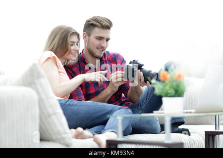 Moderne junge Paar prüft die Fotos auf der Kamera Stockfoto