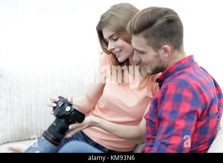 Glückliches junges paar Prüfungen Fotos auf Fotos die Kamera Stockfoto