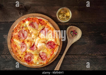 Pepperoni Pizza mit Weißwein, Pfefferkörner, und Copyspace Stockfoto