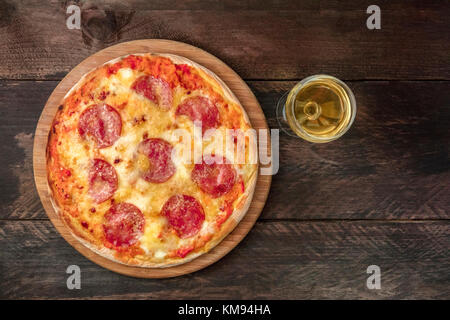 Pepperoni Pizza, Weißwein, und kopieren Sie Platz Stockfoto