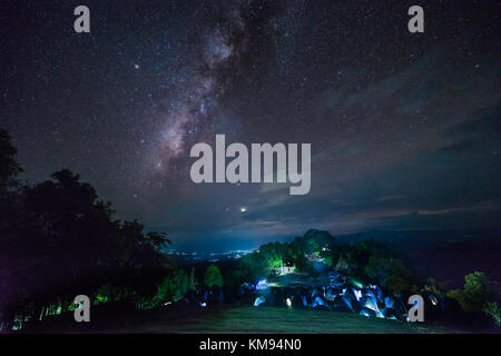 Milchstraße über Camping am Nationalpark im Norden von Thailand Stockfoto