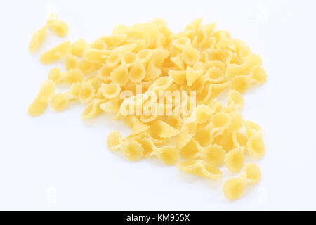 Frisch getrocknete Pasta isoliert auf weißem Stockfoto