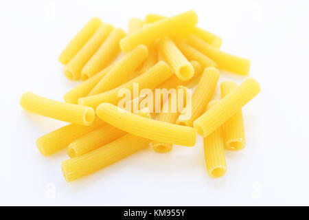 Frisch getrocknete Pasta isoliert auf weißem Stockfoto