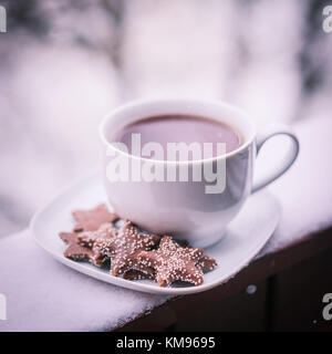 Heiße Tasse Tee und Plätzchen außerhalb Stockfoto